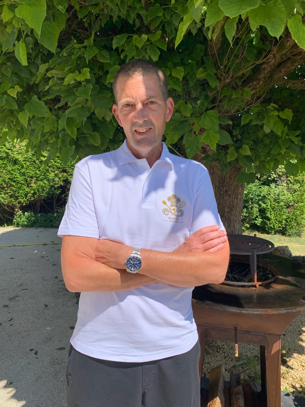 Polo Officiel Magic Kitchen – Blanc Signature