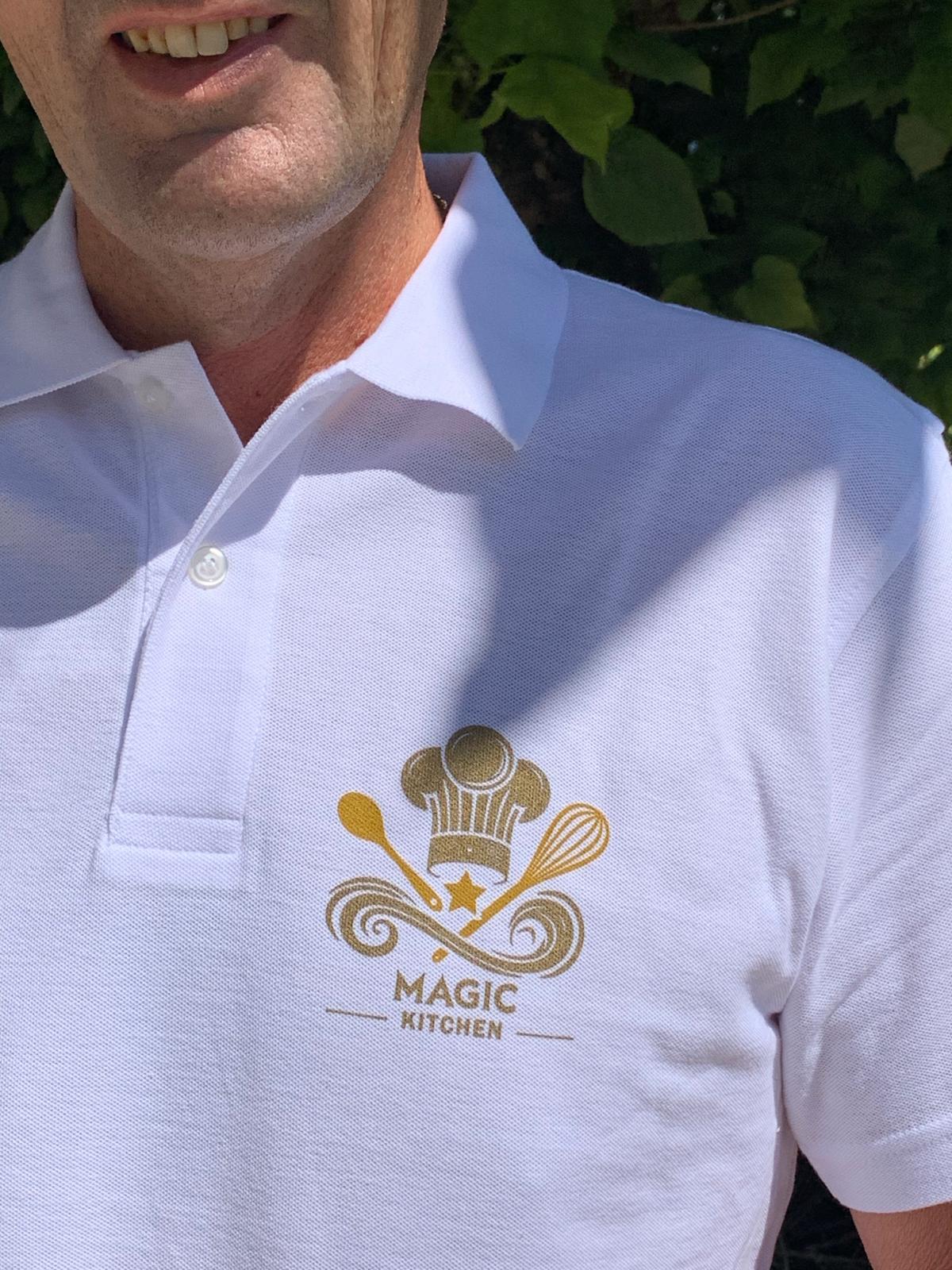 Polo Officiel Magic Kitchen – Blanc Signature – Image 5