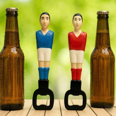 Décapsuleur Joueur de Babyfoot Couleur Rouge ou Bleu Modèle Compact et Original Accessoire Apéro Fun et Design